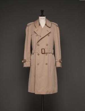 代官山蔦屋がユニオンジャックに覆われる。トレンチコート展、王室御用達など英国フェア