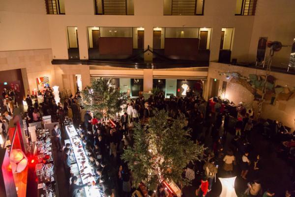 五感で現代アートを体感、パークホテル東京でナイトパーティー。やくしまるえつこら