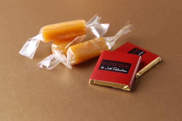 ジョエル・ロブションよりキャラメルとチョコの入った3色のイースターエッグ