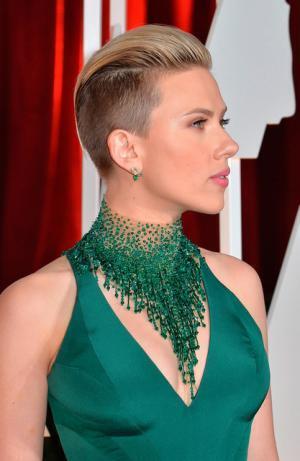 輝く緑のヴェルサーチにピアジェ。スカーレット・ヨハンソンのアカデミー授賞式スタイル