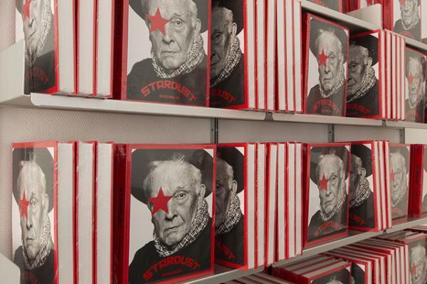 マックイーン、ガリアーノ、カール撮った伝説的写真家個展、ミラノで開催。トッズスポンサード