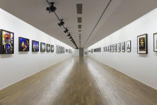 マックイーン、ガリアーノ、カール撮った伝説的写真家個展、ミラノで開催。トッズスポンサード