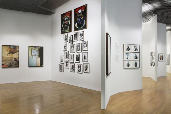 マックイーン、ガリアーノ、カール撮った伝説的写真家個展、ミラノで開催。トッズスポンサード