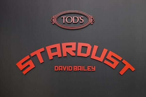 トッズがスポンサードする写真家デヴィッド・ベイリーの個展「STARDUST」ミラノで開催中