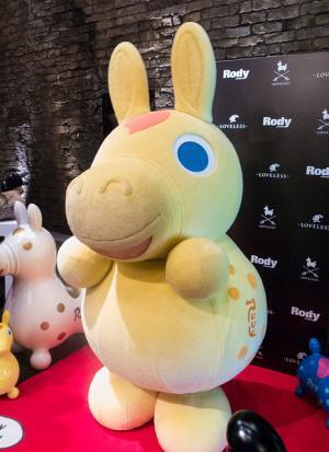 ラブレスとロディがコラボ。ヒョウ柄ぬいぐるみ、バッグなど限定アイテム