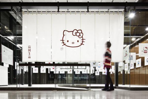 暖簾の先にご当地キティが浮かぶ光景。日本各地の名産品や歴史とコラボ