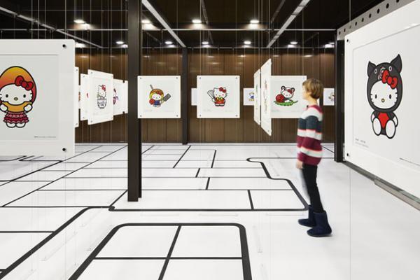 暖簾の先にご当地キティが浮かぶ光景。日本各地の名産品や歴史とコラボ