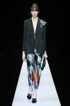服で水彩画を描いたジョルジオアルマーニ【15-16AWウィメンズ】