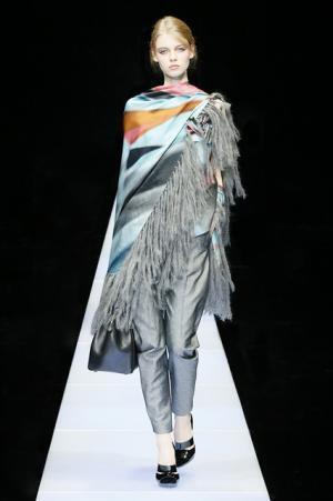 服で水彩画を描いたジョルジオアルマーニ【15-16AWウィメンズ】