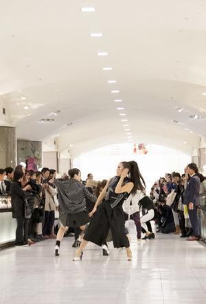 仲宗根梨乃が伊勢丹ファッションショーを演出。ダンサーと売場でパフォーマンス