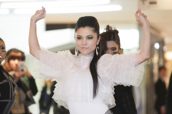 仲宗根梨乃が伊勢丹ファッションショーを演出。ダンサーと売場でパフォーマンス