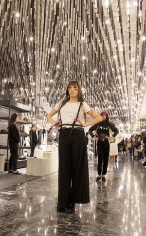 仲宗根梨乃が伊勢丹ファッションショーを演出。ダンサーと売場でパフォーマンス