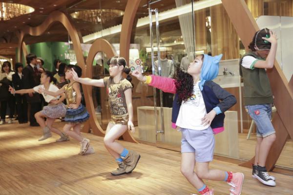 仲宗根梨乃が伊勢丹ファッションショーを演出。ダンサーと売場でパフォーマンス