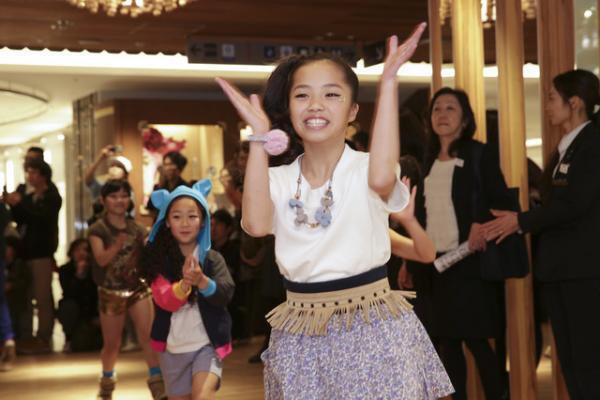 仲宗根梨乃が伊勢丹ファッションショーを演出。ダンサーと売場でパフォーマンス