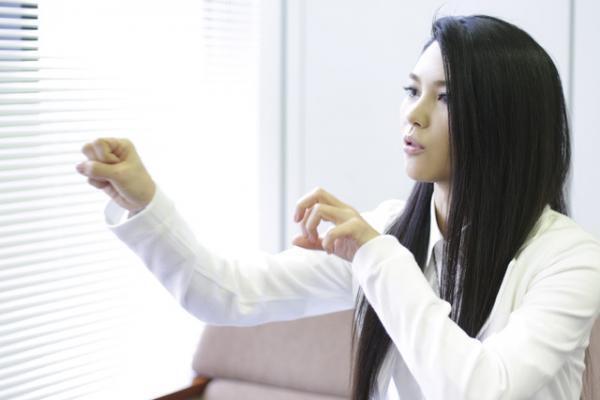 仲宗根梨乃が伊勢丹ファッションショーを演出。ダンサーと売場でパフォーマンス