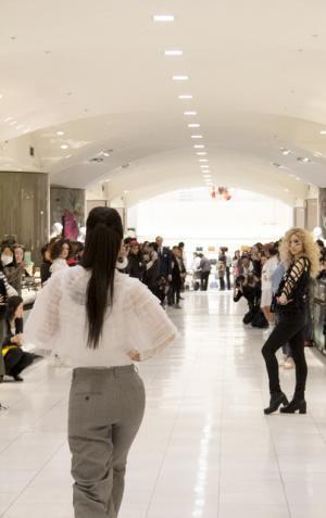 仲宗根梨乃が伊勢丹ファッションショーを演出。ダンサーと売場でパフォーマンス