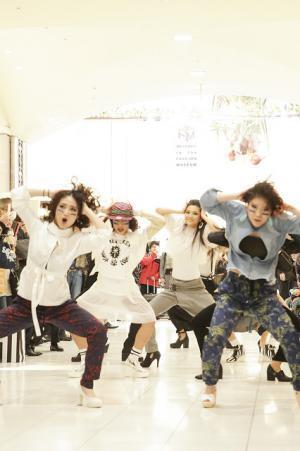 仲宗根梨乃が伊勢丹ファッションショーを演出。ダンサーと売場でパフォーマンス