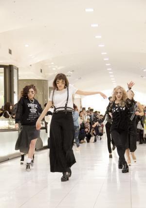 仲宗根梨乃が伊勢丹ファッションショーを演出。ダンサーと売場でパフォーマンス