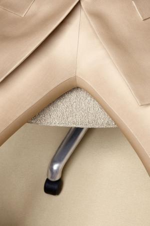 現代に生きる女性の力強さと自己表現。アクネストゥディオズの15SS広告ビジュアル