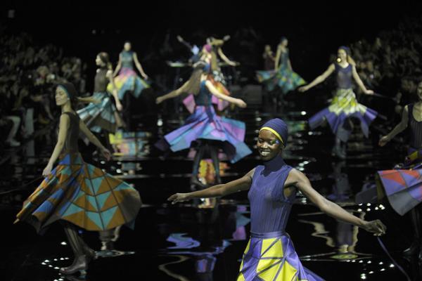 イッセイミヤケは色で3Dの服を織る【2015-16秋冬ウィメンズ】