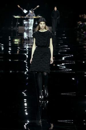 イッセイミヤケは色で3Dの服を織る【2015-16秋冬ウィメンズ】