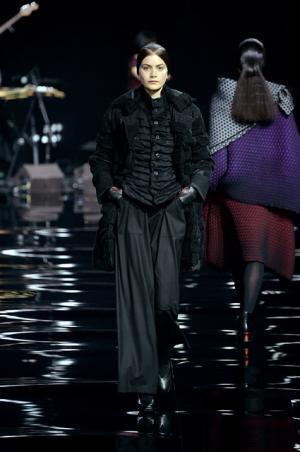 イッセイミヤケは色で3Dの服を織る【2015-16秋冬ウィメンズ】