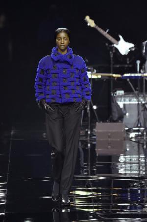 イッセイミヤケは色で3Dの服を織る【2015-16秋冬ウィメンズ】