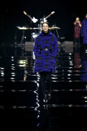 イッセイミヤケは色で3Dの服を織る【2015-16秋冬ウィメンズ】