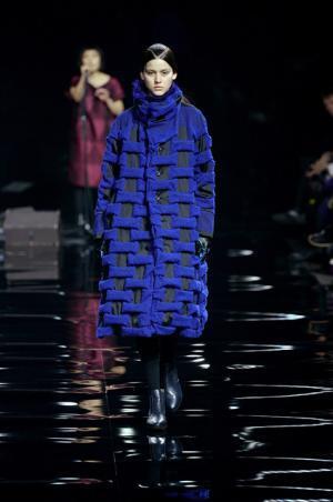 イッセイミヤケは色で3Dの服を織る【2015-16秋冬ウィメンズ】