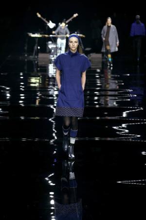 イッセイミヤケは色で3Dの服を織る【2015-16秋冬ウィメンズ】