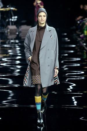 イッセイミヤケは色で3Dの服を織る【2015-16秋冬ウィメンズ】