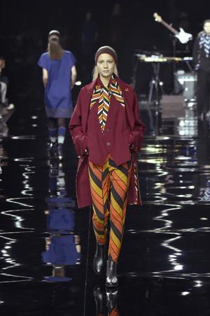 イッセイミヤケは色で3Dの服を織る【2015-16秋冬ウィメンズ】