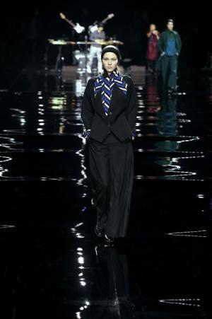 イッセイミヤケは色で3Dの服を織る【2015-16秋冬ウィメンズ】