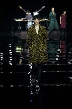 イッセイミヤケは色で3Dの服を織る【2015-16秋冬ウィメンズ】