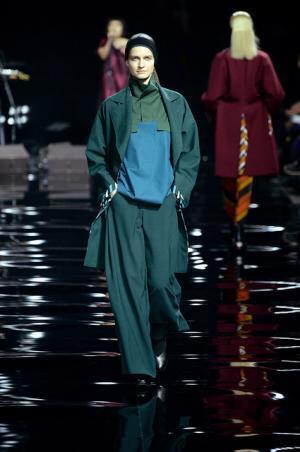 イッセイミヤケは色で3Dの服を織る【2015-16秋冬ウィメンズ】