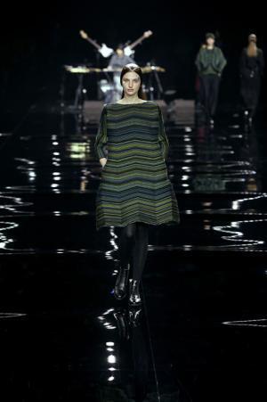 イッセイミヤケは色で3Dの服を織る【2015-16秋冬ウィメンズ】