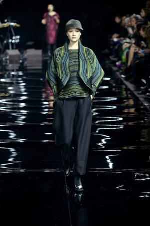 イッセイミヤケは色で3Dの服を織る【2015-16秋冬ウィメンズ】