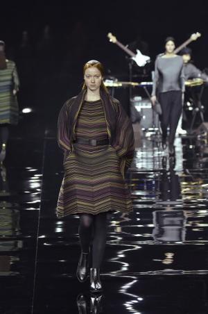 イッセイミヤケは色で3Dの服を織る【2015-16秋冬ウィメンズ】