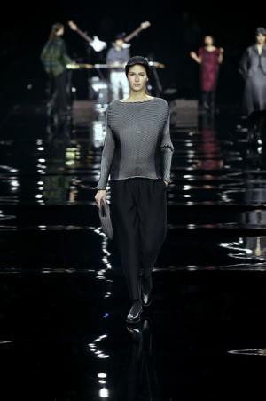 イッセイミヤケは色で3Dの服を織る【2015-16秋冬ウィメンズ】