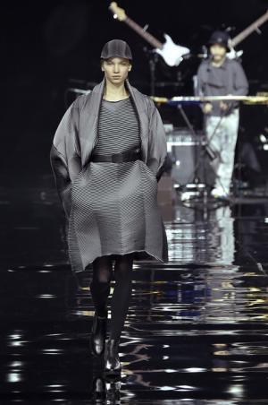 イッセイミヤケは色で3Dの服を織る【2015-16秋冬ウィメンズ】