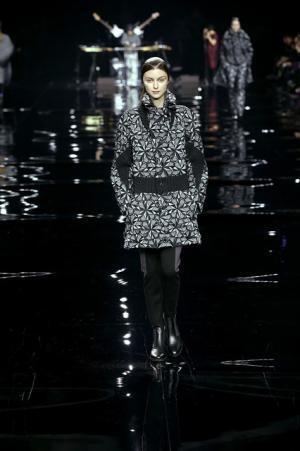 イッセイミヤケは色で3Dの服を織る【2015-16秋冬ウィメンズ】