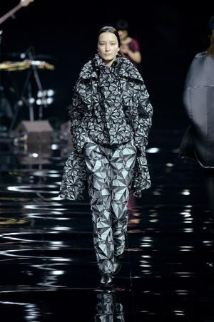 イッセイミヤケは色で3Dの服を織る【2015-16秋冬ウィメンズ】