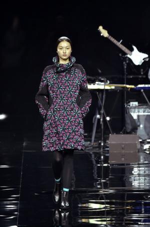 イッセイミヤケは色で3Dの服を織る【2015-16秋冬ウィメンズ】
