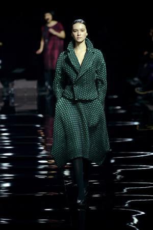 イッセイミヤケは色で3Dの服を織る【2015-16秋冬ウィメンズ】