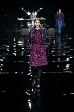 イッセイミヤケは色で3Dの服を織る【2015-16秋冬ウィメンズ】