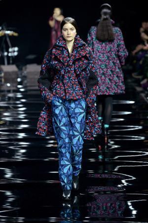 イッセイミヤケは色で3Dの服を織る【2015-16秋冬ウィメンズ】