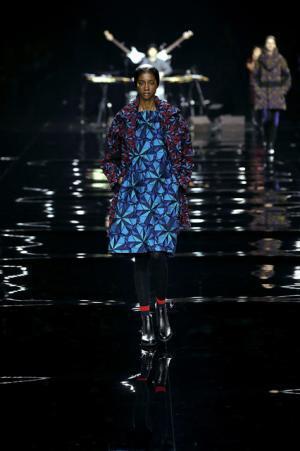 イッセイミヤケは色で3Dの服を織る【2015-16秋冬ウィメンズ】