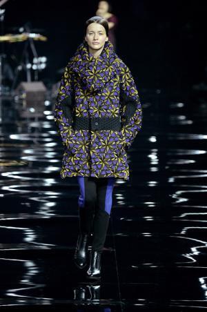 イッセイミヤケは色で3Dの服を織る【2015-16秋冬ウィメンズ】