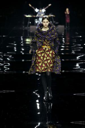 イッセイミヤケは色で3Dの服を織る【2015-16秋冬ウィメンズ】