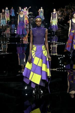 イッセイミヤケは色で3Dの服を織る【2015-16秋冬ウィメンズ】